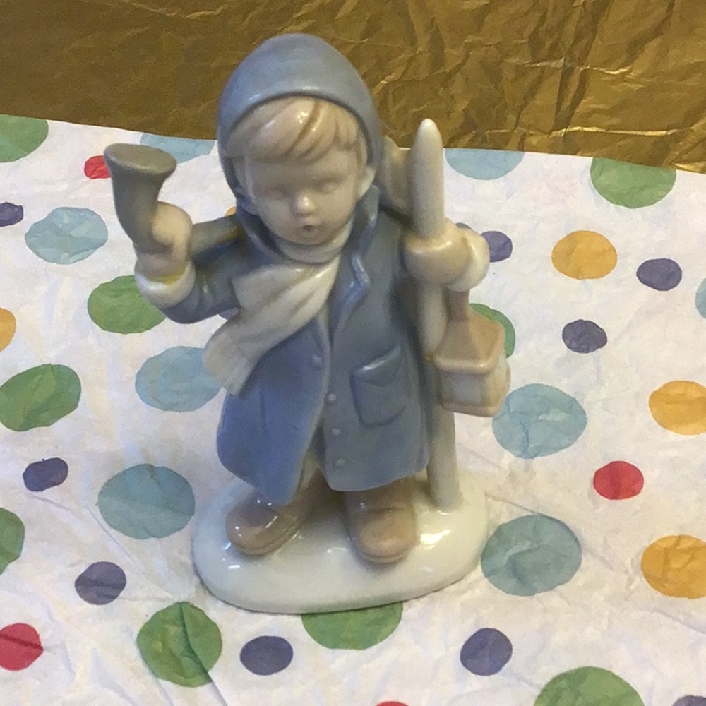 ☘️2 for $10 Sale☘️China fine quality from Japan, boy in blue lantern stick horn